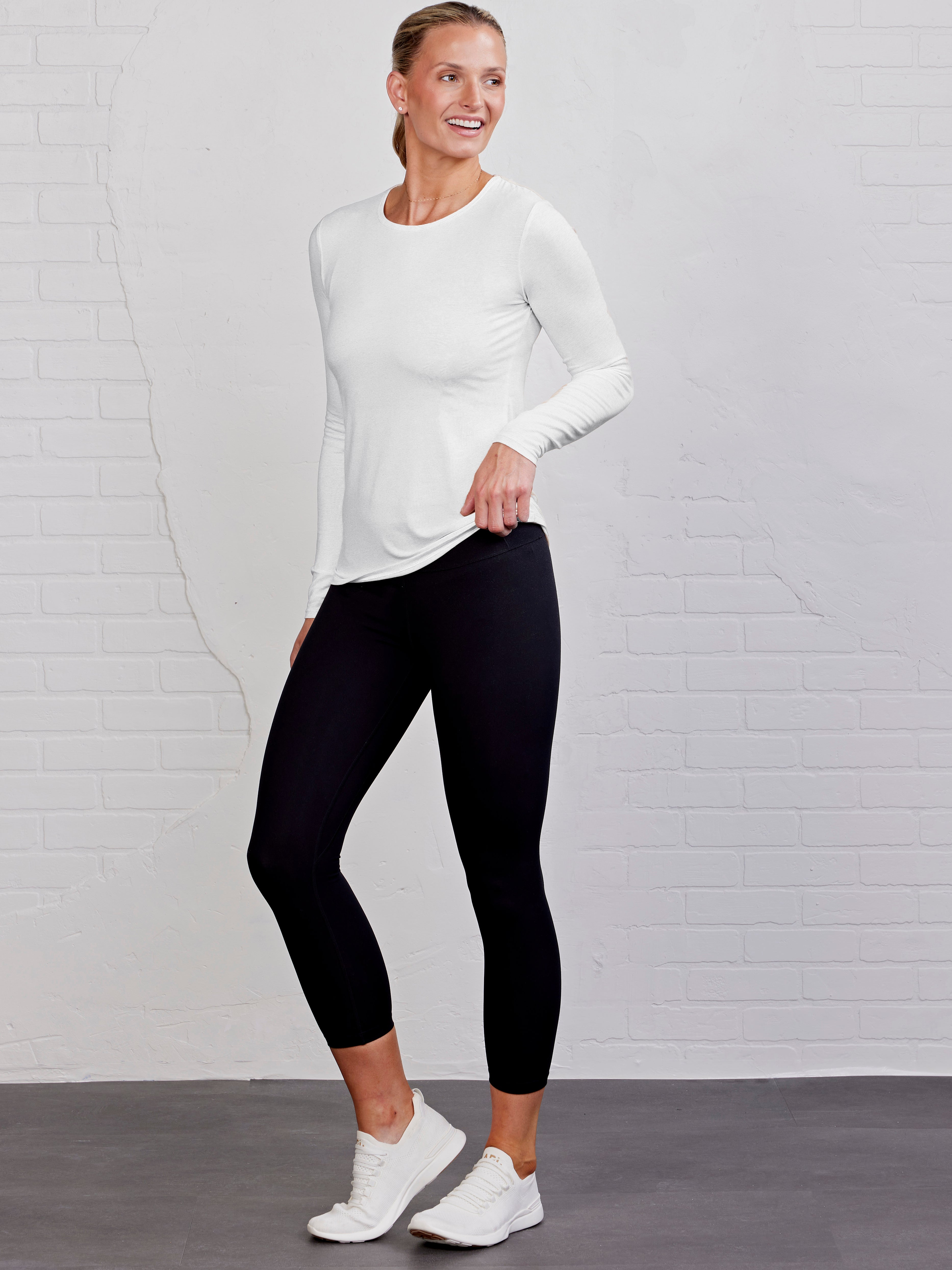 Nola crewneck long sleeve - tasc performance (White)