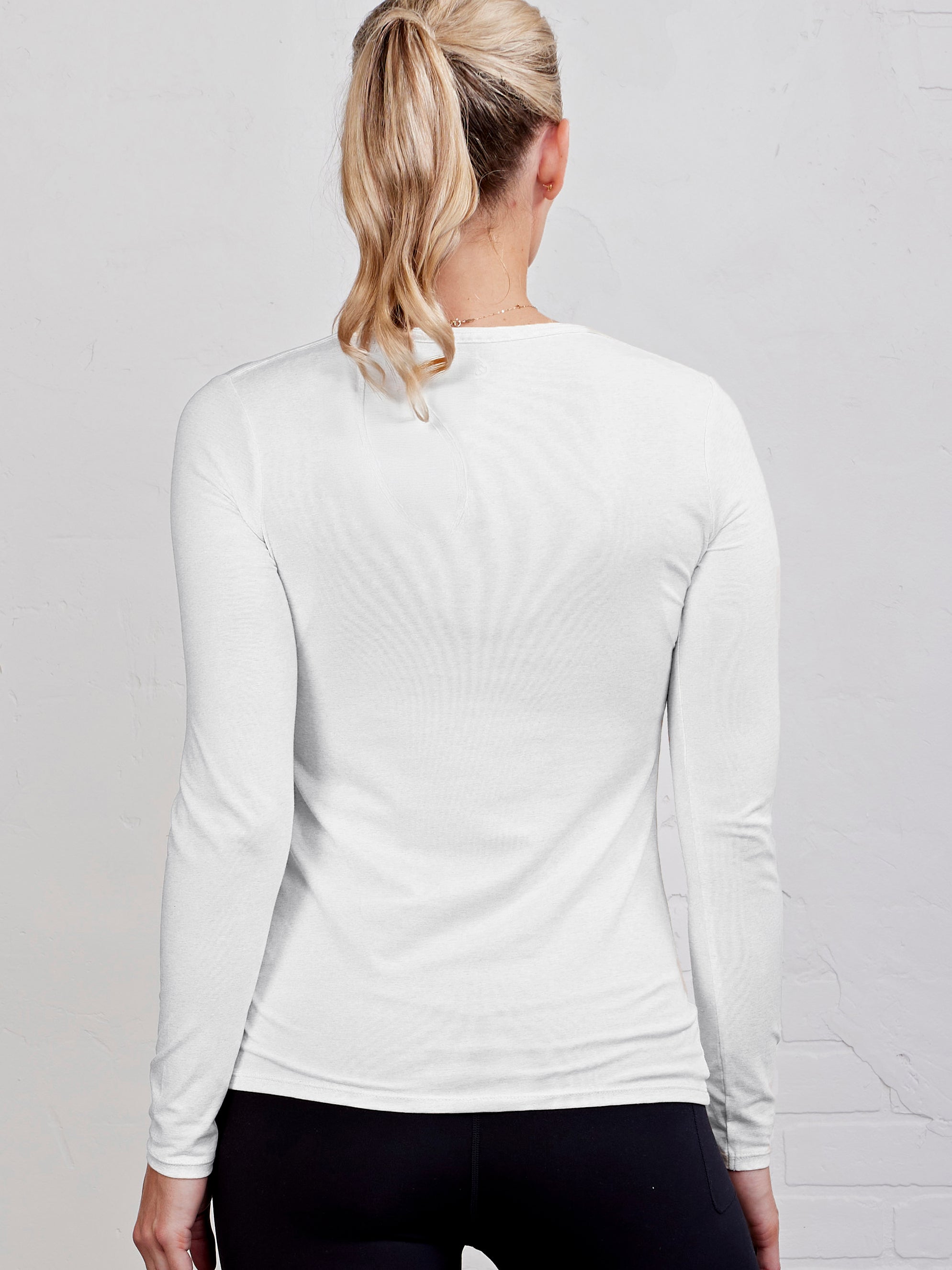 Nola crewneck long sleeve - tasc performance (White)