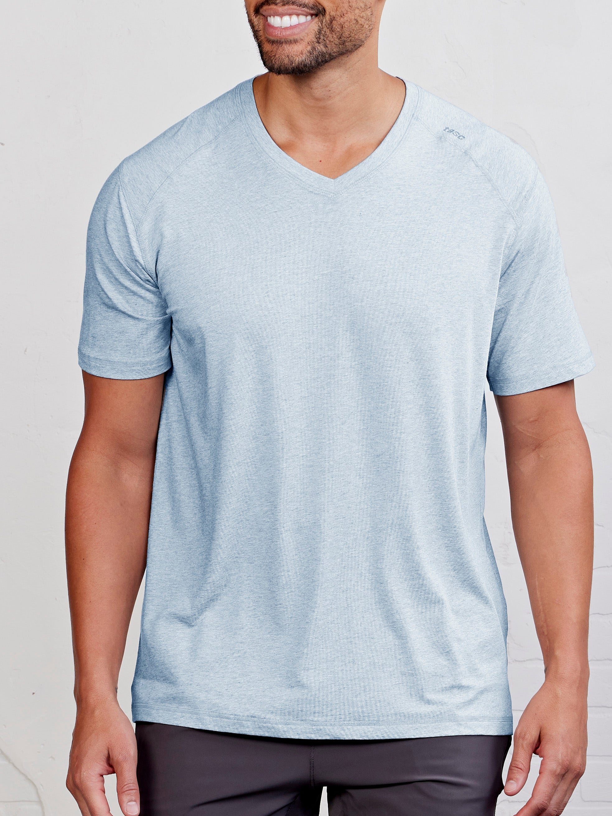 Carrollton Fitness V-Neck T-Shirt – tasc Performance